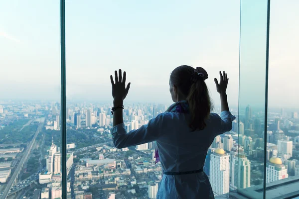 Kvinna tittar på fönstret — Stockfoto