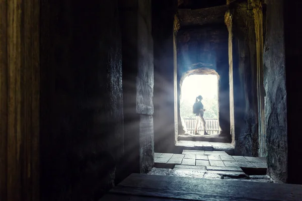 Female silhouette in ancient temple — Stock Photo, Image