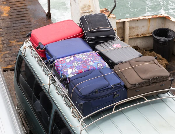 Resväskor på bil — Stockfoto