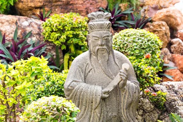 Estátua de homem no jardim — Fotografia de Stock