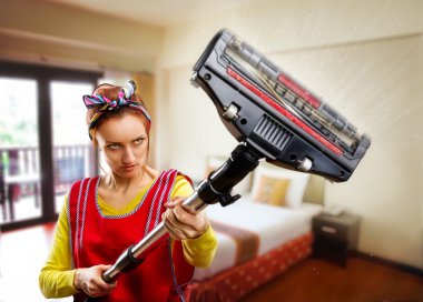 Elektrikli süpürge ile ev hanımı portresi