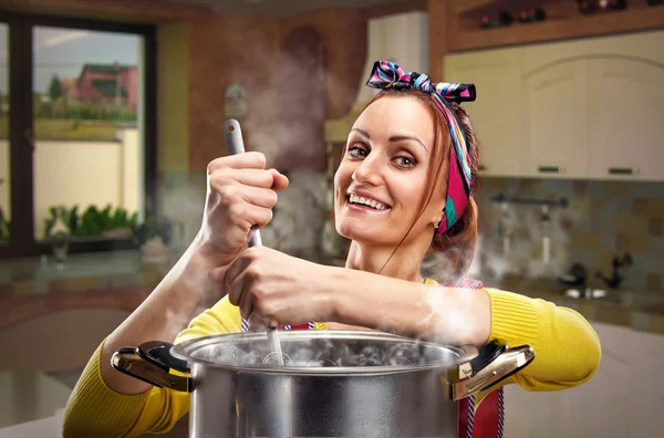 Housewife on the kitchen — Stock Photo, Image