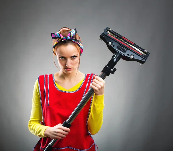 Retrato de dona de casa com aspirador — Fotografia de Stock