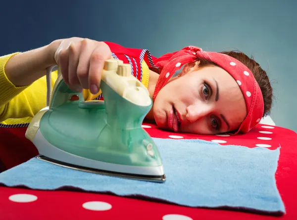 Femme au foyer fatiguée avec planche à repasser — Photo