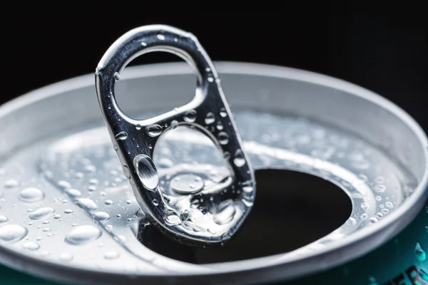 Aluminum can with water drops — Stock Photo, Image