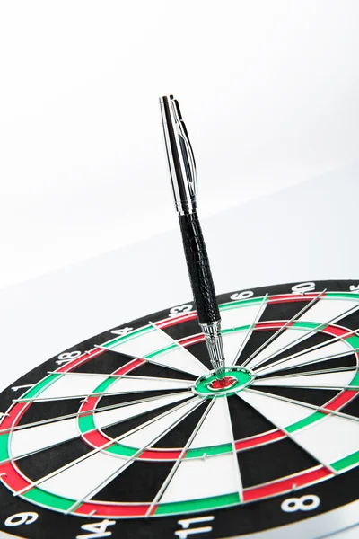 Dart board with pen — Stock fotografie