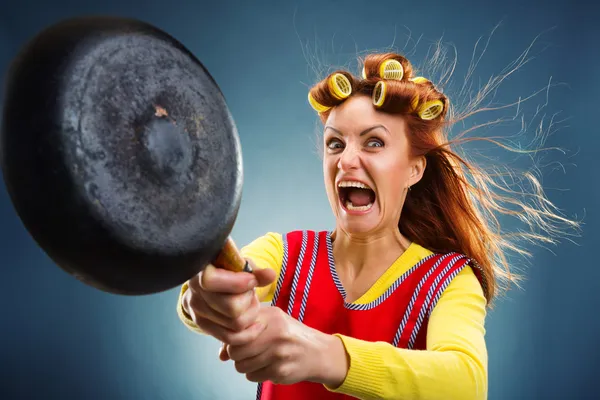 Verrückte Hausfrau mit Pfanne — Stockfoto