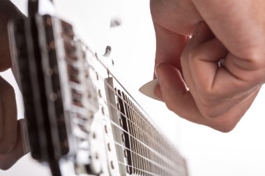 gitarist sahnede çalıyor