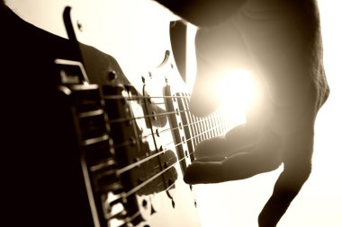 gitarist sahnede çalıyor