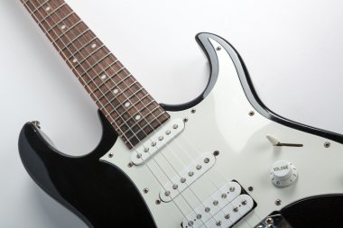 siyah ve beyaz elektro gitar