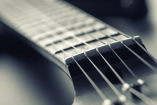 Closeup de fretboard guitarra elétrica com cordas — Fotografia de Stock