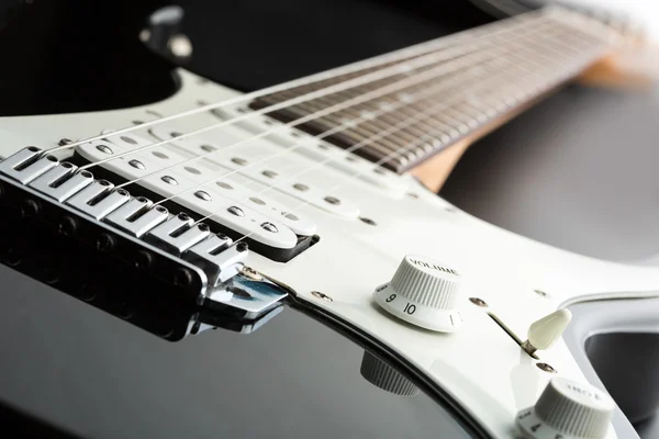 Guitarra elétrica preta — Fotografia de Stock