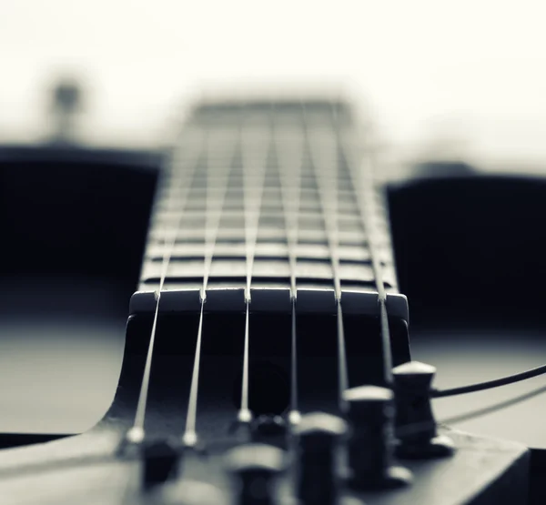 Close-up van elektrische gitaar fretboard met tekenreeksen — Stockfoto