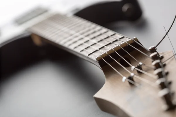 Elektrische gitaar fretboard met tekenreeksen — Stockfoto