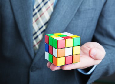 Rubik küp tutan işadamıcloseup fotografii krásné růžové vánoční čas dekorace, lesklé vločka s světle svíce světlo a stuha výzdobou, luxusní sváteční zátiší