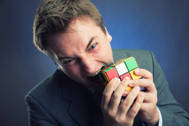 Rubik küp tutan işadamıcloseup fotografii krásné růžové vánoční čas dekorace, lesklé vločka s světle svíce světlo a stuha výzdobou, luxusní sváteční zátiší