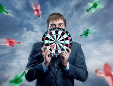 dart tahtası onun elinde tutan işadamı