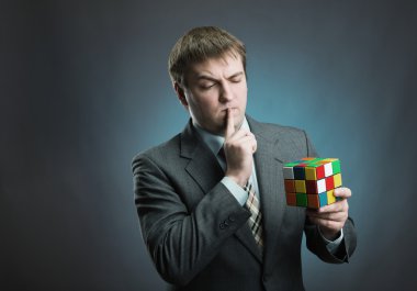 Rubik küp tutan işadamıcloseup fotografii krásné růžové vánoční čas dekorace, lesklé vločka s světle svíce světlo a stuha výzdobou, luxusní sváteční zátiší