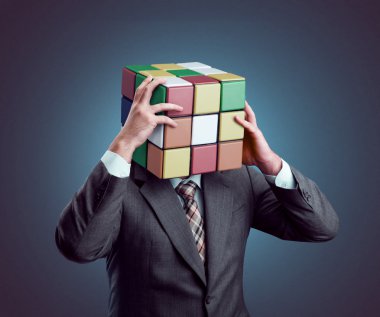 rubik küp kafa ile işadamı