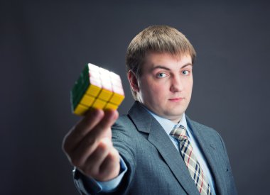 Rubik küp tutan işadamıcloseup fotografii krásné růžové vánoční čas dekorace, lesklé vločka s světle svíce světlo a stuha výzdobou, luxusní sváteční zátiší