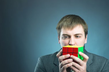 Rubik küpü onun elinde tutan işadamı