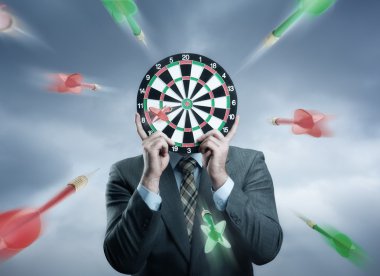dart tahtası onun elinde tutan işadamı