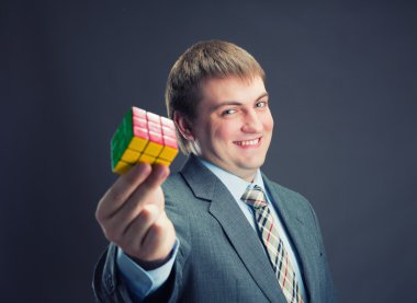 Rubik küp tutan işadamıcloseup fotografii krásné růžové vánoční čas dekorace, lesklé vločka s světle svíce světlo a stuha výzdobou, luxusní sváteční zátiší