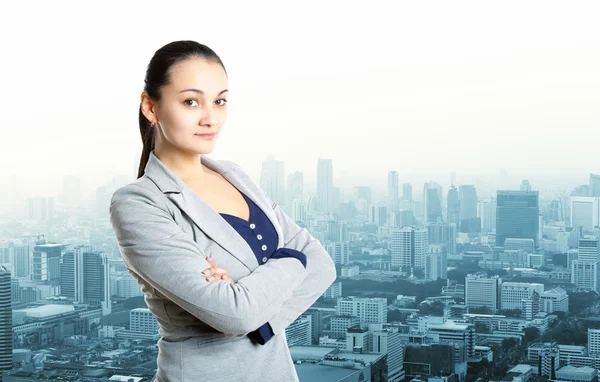 Mujer de negocios que se queda sobre la vista de la ciudad — Foto de Stock