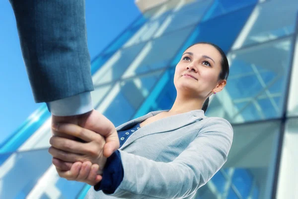 Geschäftsfrau und Kunde beim Händeschütteln — Stockfoto