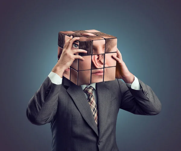 Бизнесмен с кубической головой Рубика — стоковое фото