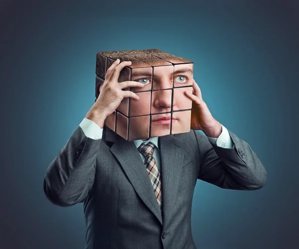 Бизнесмен с кубической головой Рубика — стоковое фото