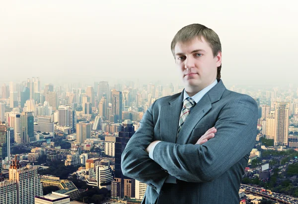 Hombre de negocios frente a la vista de la ciudad — Foto de Stock