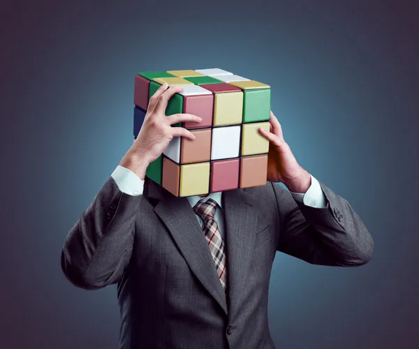 Empresário com cabeça de cubo de rubik — Fotografia de Stock