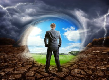 Bulutlu mavi gökyüzü karşı kaldıkları işadamı