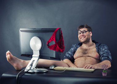 bilgisayar ekranında seyir masada oturan adam