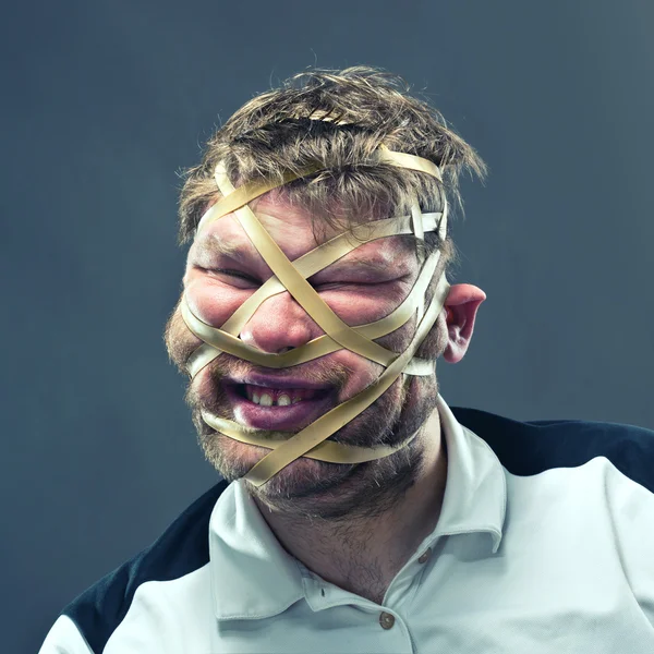 Hombre raro con goma en la cara — Foto de Stock