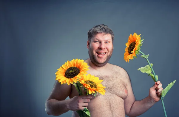 Portret van man met boeket zonnebloemen — Stockfoto