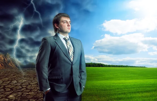 Biznesmen pobyt wobec zła i dobra pogoda — Zdjęcie stockowe