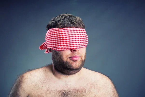 Retrato del hombre con los ojos vendados, aislado en gris —  Fotos de Stock