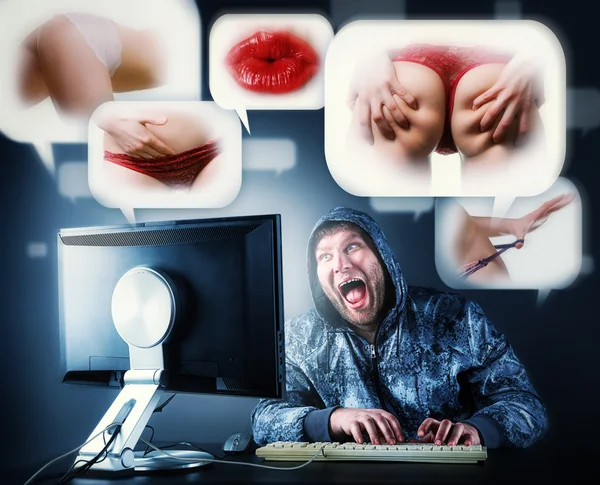 Człowiek siedzi przy biurku, patrząc na ekranie komputera — Zdjęcie stockowe