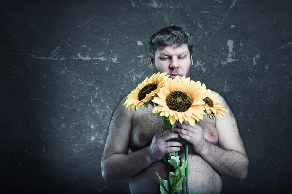 Stüdyo çekim bir buket ayçiçeği ile adam — Stok fotoğraf