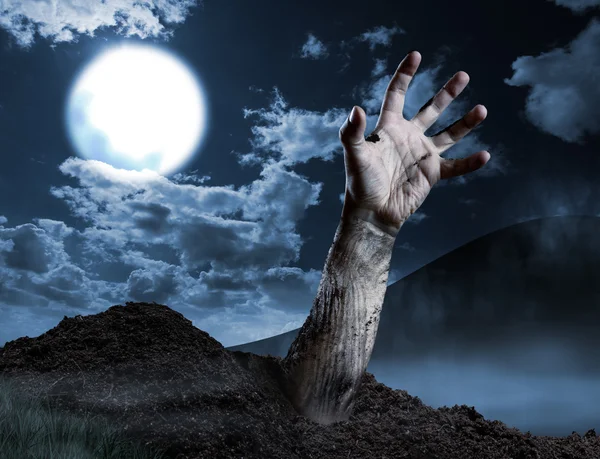 Zombie-Hand kommt aus seinem Grab — Stockfoto