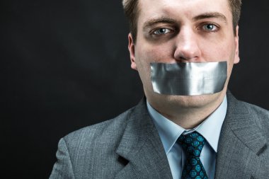ağız maskeleme bandı ile kaplı olan adam