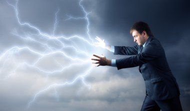 Onun eliyle Lightning'ler genç erkekle