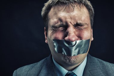 ağız maskeleme bandı ile kaplı olan adam
