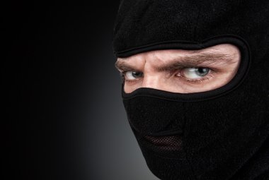 siyah arka plan üzerine bir maskeli adam