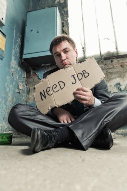 Zavallı işadamı asking için iş işareti holding