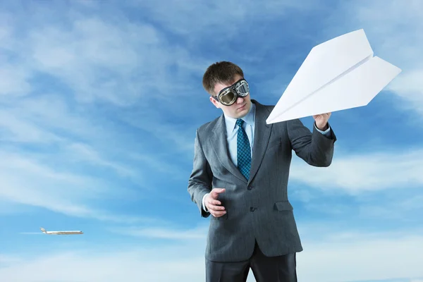 Biznesmen z papierowy samolocik i gogle — Zdjęcie stockowe