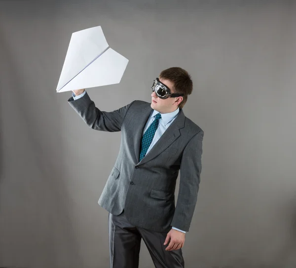 Zakenman met papier vliegtuig en goggles — Stockfoto