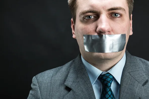 Hombre con boca cubierta por cinta adhesiva — Foto de Stock